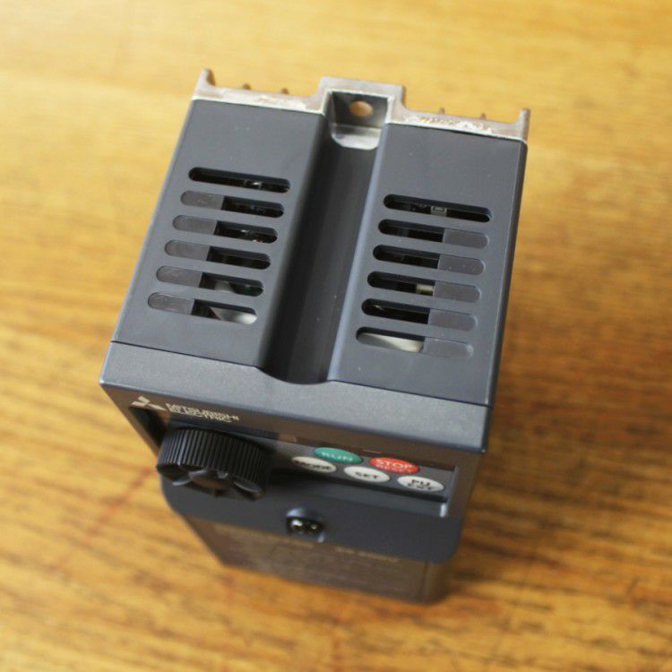 三菱電機 FR-D720-0.1K インバータ FREQROL-D700 3相200V/0.1kW(100W